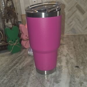 Yeti Magenta Tumbler with Clear Lid